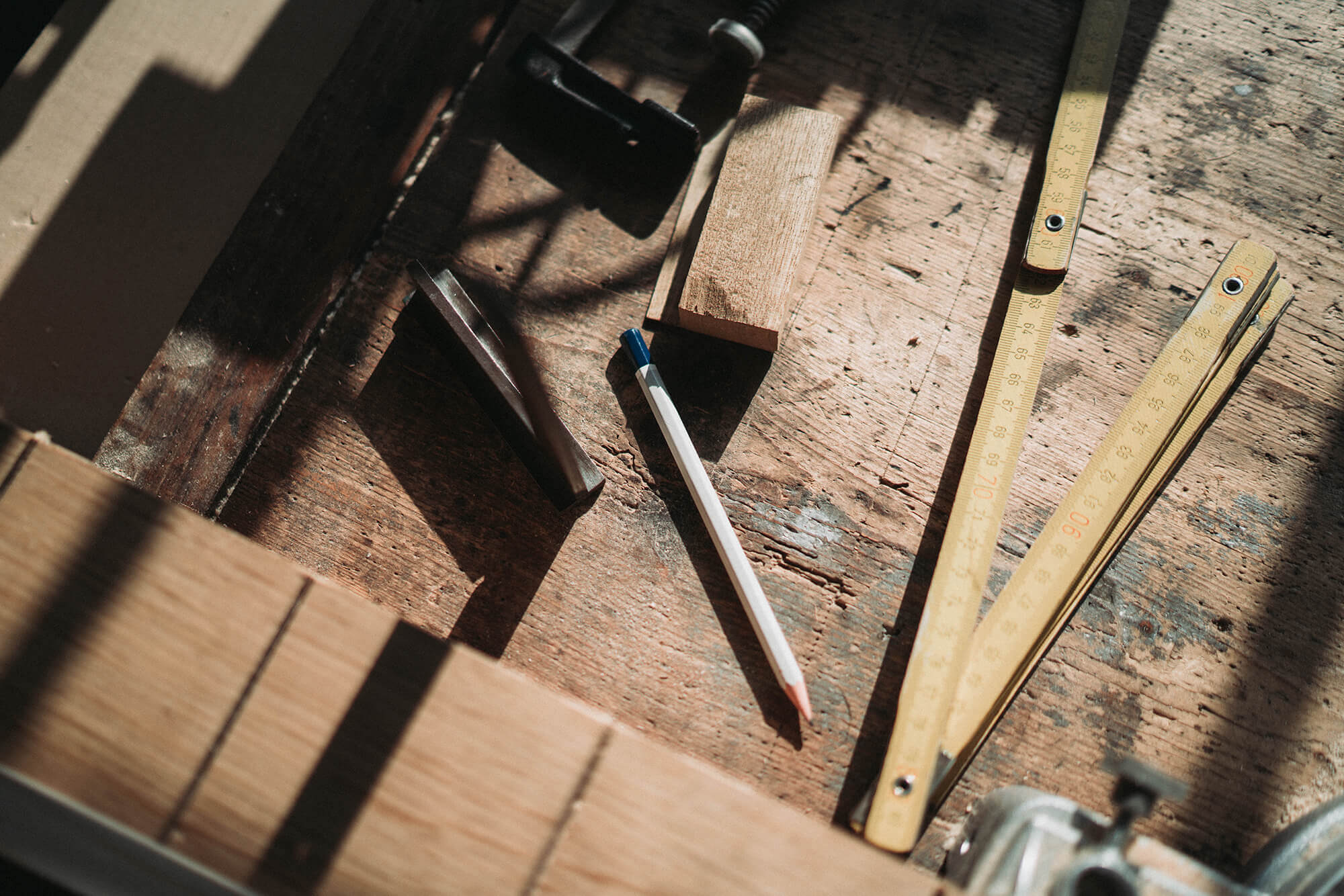Grip Poster • L'atelier où sont fabriqués les cadres en bois aimantés sur-mesure - Crédit photo : ©Bartosch Salmanski, 128db