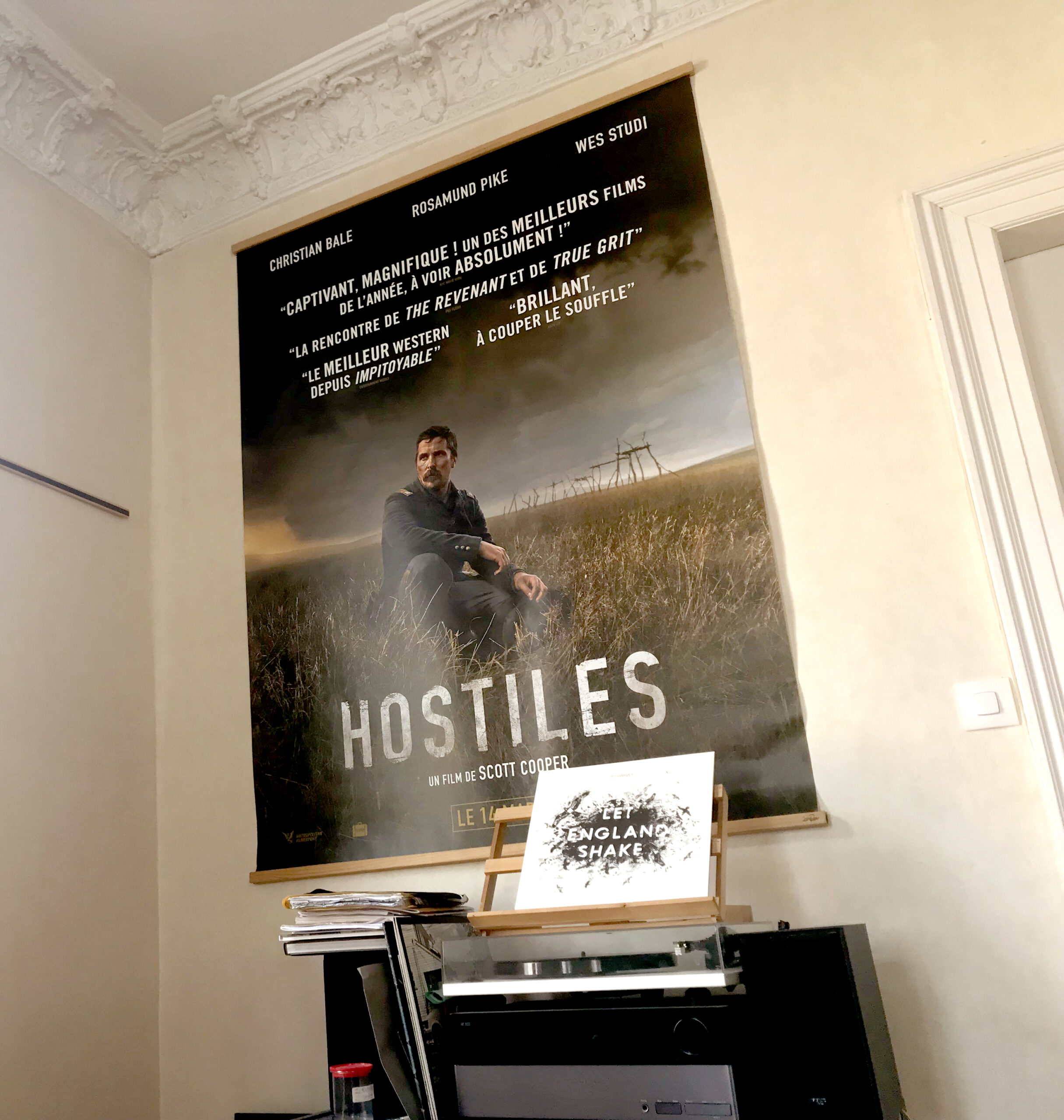 https://www.grip-poster.fr/wp-content/uploads/2022/05/Grip-Poster-cadre-en-bois-magnetique-sur-mesure_Photo-affiche-film-scaled.jpg