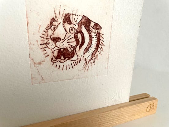 Vignette de l'actualité de la marque Grip Poster • Gravure d'une tête de tigre sur Tétra Pack, montée sur un mini grip de 15 cm. Visuel & gravure par l'artiste tatoueur Dago Nuevo Mundo
